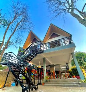 une maison avec un escalier en colimaçon devant elle dans l'établissement Little Rock Homestay, à Phong Nha