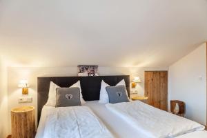1 dormitorio con 1 cama blanca grande y 2 almohadas en Haus Alpenquelle Alpenblick, en Bad Kohlgrub