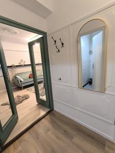 - une chambre avec un miroir dans l'établissement Kislakás, à Szeged