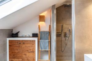 y baño con ducha y escalera. en Haus Alpenquelle Alpenblick, en Bad Kohlgrub 11 fotos más