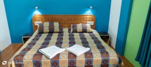 Letto o letti in una camera di Jagatram Niwas Guesthouse Dharamkot