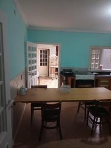 ein Zimmer mit einem Tisch und Stühlen in einer Küche in der Unterkunft dormitorio 01 privativo a 2 km de alphaville in Barueri