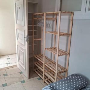 ein Schrank mit Holzregalen in einem Zimmer in der Unterkunft dormitorio 01 privativo a 2 km de alphaville in Barueri