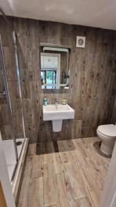 a bathroom with a sink and a toilet at Relaxing Room With Ensuite Rutland Point in Oakham