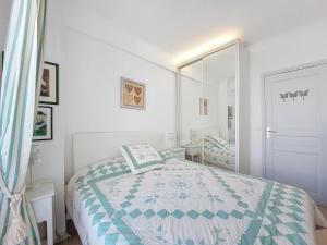 - une chambre blanche avec un lit et un miroir dans l'établissement Nestor&Jeeves - SUITE FLORA - Promenade des Anglais - Central, à Nice