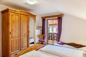 1 dormitorio con cama y ventana en Haus Alpenquelle Seeblick, en Bad Kohlgrub