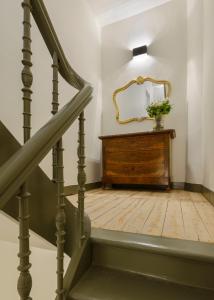 安特衛普的住宿－Our Bird's Nest in the Heart of Antwerp，楼梯,带镜子和木制梳妆台