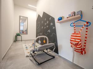 ピエトラ・リーグレにあるBabyaccomodation Family Brightの椅子と黒板のある子供部屋
