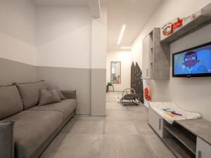 ピエトラ・リーグレにあるBabyaccomodation Family Brightのソファと薄型テレビのあるリビングルーム