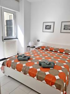 ein Schlafzimmer mit einem großen Bett mit einer Orange in der Unterkunft Petite Rivière in centro a Chiavari in Chiavari