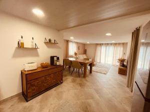 Khu vực ghế ngồi tại Suite Villa Eden du Belvédère Cévenol - Gîte en Cévennes au calme absolu et vue panoramique - Piscine - Jacuzzi - Only Adult - Classé 5 étoiles