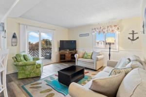 een woonkamer met een bank en stoelen en een tv bij Waipani C15 condo in Myrtle Beach
