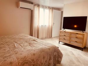 Giường trong phòng chung tại Suite Villa Eden du Belvédère Cévenol - Gîte en Cévennes au calme absolu et vue panoramique - Piscine - Jacuzzi - Only Adult - Classé 5 étoiles +25 ảnh