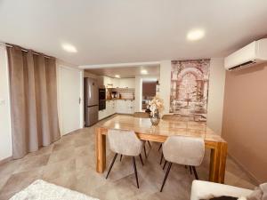 Nhà bếp/bếp nhỏ tại Suite Villa Eden du Belvédère Cévenol - Gîte en Cévennes au calme absolu et vue panoramique - Piscine - Jacuzzi - Only Adult - Classé 5 étoiles