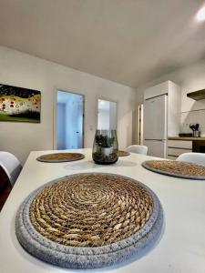 コルドバにあるCalahorra Experienceの白いテーブル付きの部屋、キッチン付きの部屋