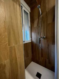 コルドバにあるCalahorra Experienceのバスルーム(シャワー、窓付)が備わります。