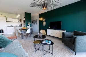 A television and/or entertainment centre at Le Gaston - Appartement vue dégagée Porto Vecchio
