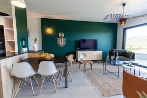 A television and/or entertainment centre at Le Gaston - Appartement vue dégagée Porto Vecchio