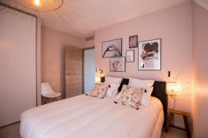 A bed or beds in a room at Le Gaston - Appartement vue dégagée Porto Vecchio