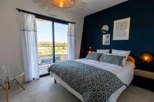 A bed or beds in a room at Le Gaston - Appartement vue dégagée Porto Vecchio