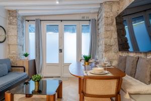 a living room with a table and a couch at Lavie Maison AC & Jacuzzi in Paris