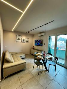 a living room with a couch and a table at Suite Nazioni in Lido delle Nazioni