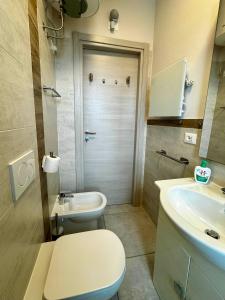 a small bathroom with a toilet and a sink at Suite Nazioni in Lido delle Nazioni