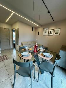 a dining room with a table and chairs at Suite Nazioni in Lido delle Nazioni