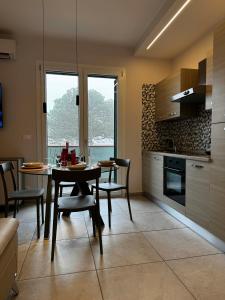 a kitchen and dining room with a table and chairs at Suite Nazioni in Lido delle Nazioni