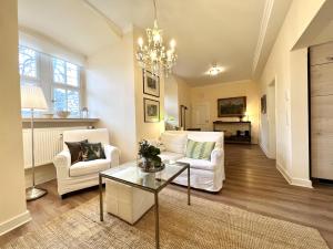 Posezení v ubytování ALTE FÖRSTEREI - Elegantes Apartment in der historischen Hinterburg Schlitz - nahe Fulda und Bad Hersfeld