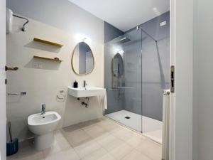 een badkamer met een toilet, een wastafel en een douche bij Glamorous flat with Jacuzzi and king size bed in Perugia
