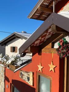 a building with stars on the side of it at Il Riccio E Il Gufo in Cepletischis