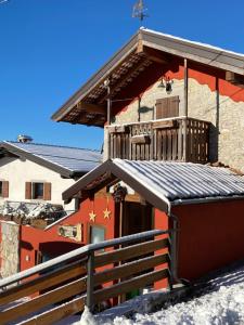a building with a balcony with snow on the ground at Il Riccio E Il Gufo in Cepletischis