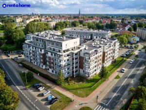 eine Luftansicht eines Apartmenthauses in einer Stadt in der Unterkunft NOWOCZESNY APARTAMENT MODERNO 2020 - Szczecinek in Szczecinek