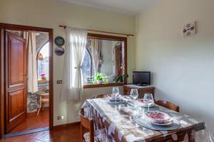 - une salle à manger avec une table et des verres à vin dans l'établissement Casa Gigina, à Stazzema