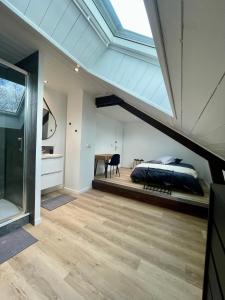 1 dormitorio con cama, escritorio y ventana en La Casa du Lac en Le Bourget-du-Lac