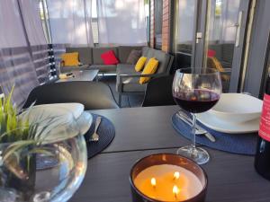 uma mesa com uma vela e um copo de vinho em Mobile homes Paun em Privlaka
