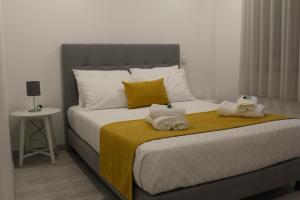 a bedroom with a bed with towels on it at Casa da Alagoa in Batalha