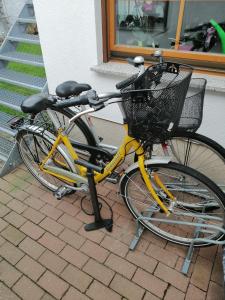 una bicicletta gialla con un cesto parcheggiato su un marciapiede di Ferienwohnung Inselblüte a Werder
