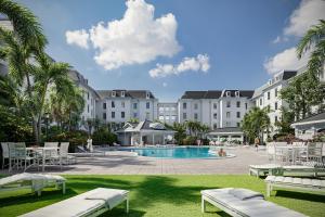 un resort con piscina e edifici di The Riding Academy Hotel a Ocala