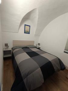 a bedroom with a black and white bed in a room at Baghe Nove - Bajardo in Baiardo