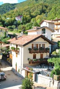 ein weißes Haus mit Balkon auf einem Berg in der Unterkunft ALLA CAMPANELLA in Riva del Garda