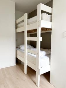 Letto a castello bianco in camera di Appartement Kompas a Hollum Altre 32 foto