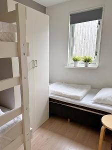een kamer met een stapelbed en een raam bij Appartement Kompas in Hollum