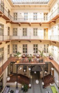 una vista aérea de un edificio de apartamentos con patio en Harmonia Palace, en Budapest
