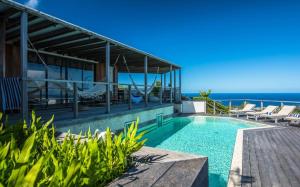 uma piscina com vista para o oceano em Luxury Vacation Villa 19 em Marigot