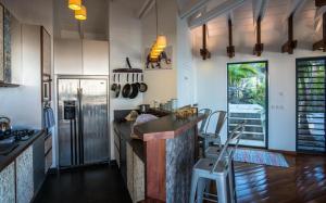 uma cozinha com um balcão e um balcão num quarto em Luxury Vacation Villa 19 em Marigot