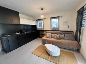 een woonkamer met een bank en een keuken bij 4BlessingsCuracao 1B in Willemstad