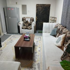 uma sala de estar com um sofá e uma mesa de centro em العين الهيلي مصباح ب1 em Al Ain