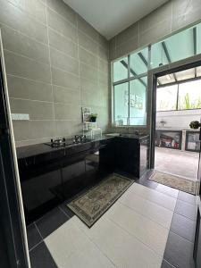 baño con lavabo y ventana grande en Eco Homestay Ipoh, en Simpang Pulai